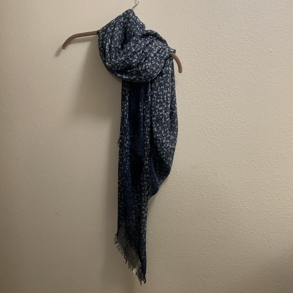 Ann Taylor Loft Factory Navy Blue Ditsy Floral Shawl Scarf Wrap Poly Wool Rayon - Picture 7 of 8